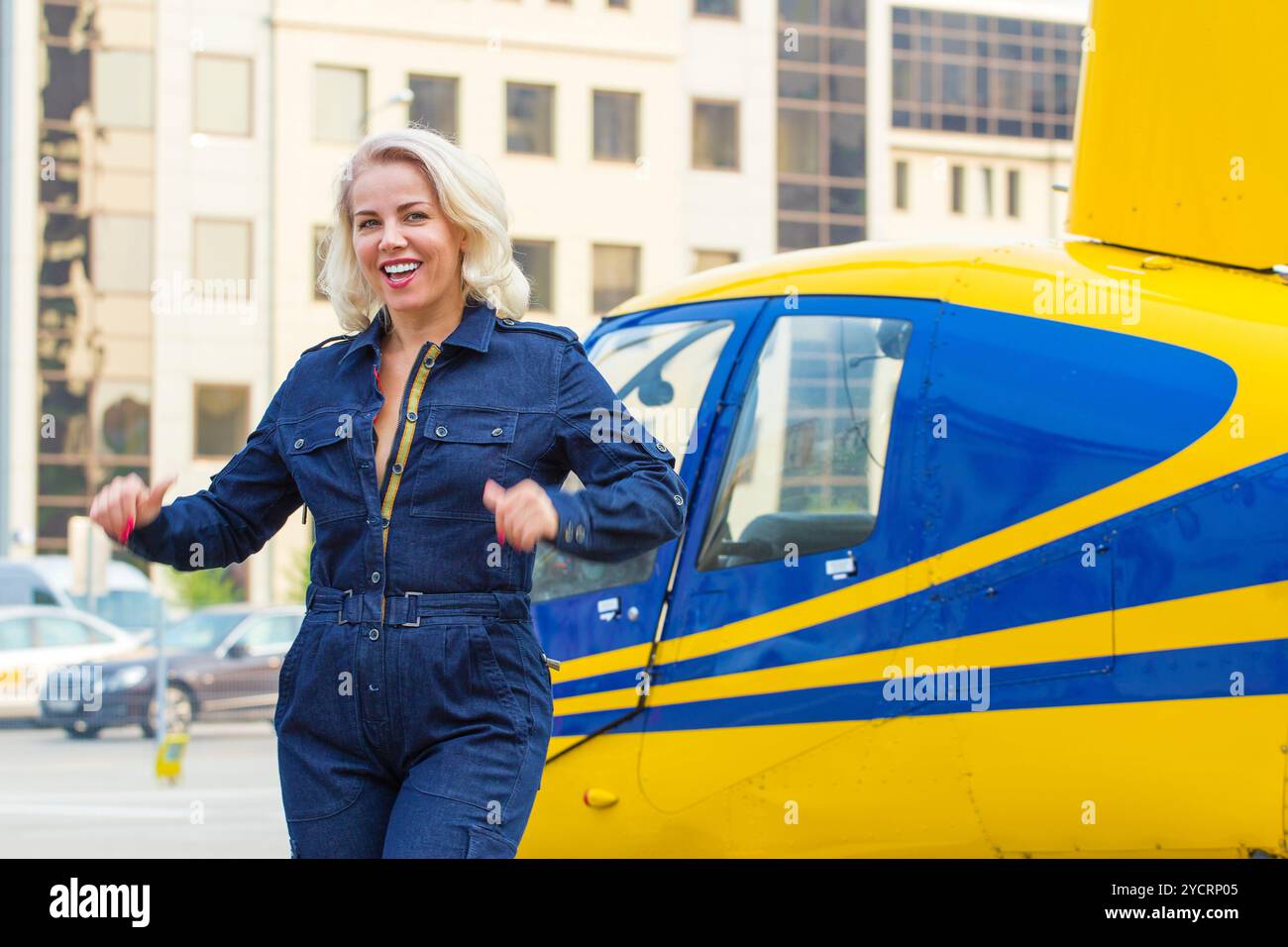 Ziemlich pilot Frau auf Helocopter Hintergrund Stockfoto