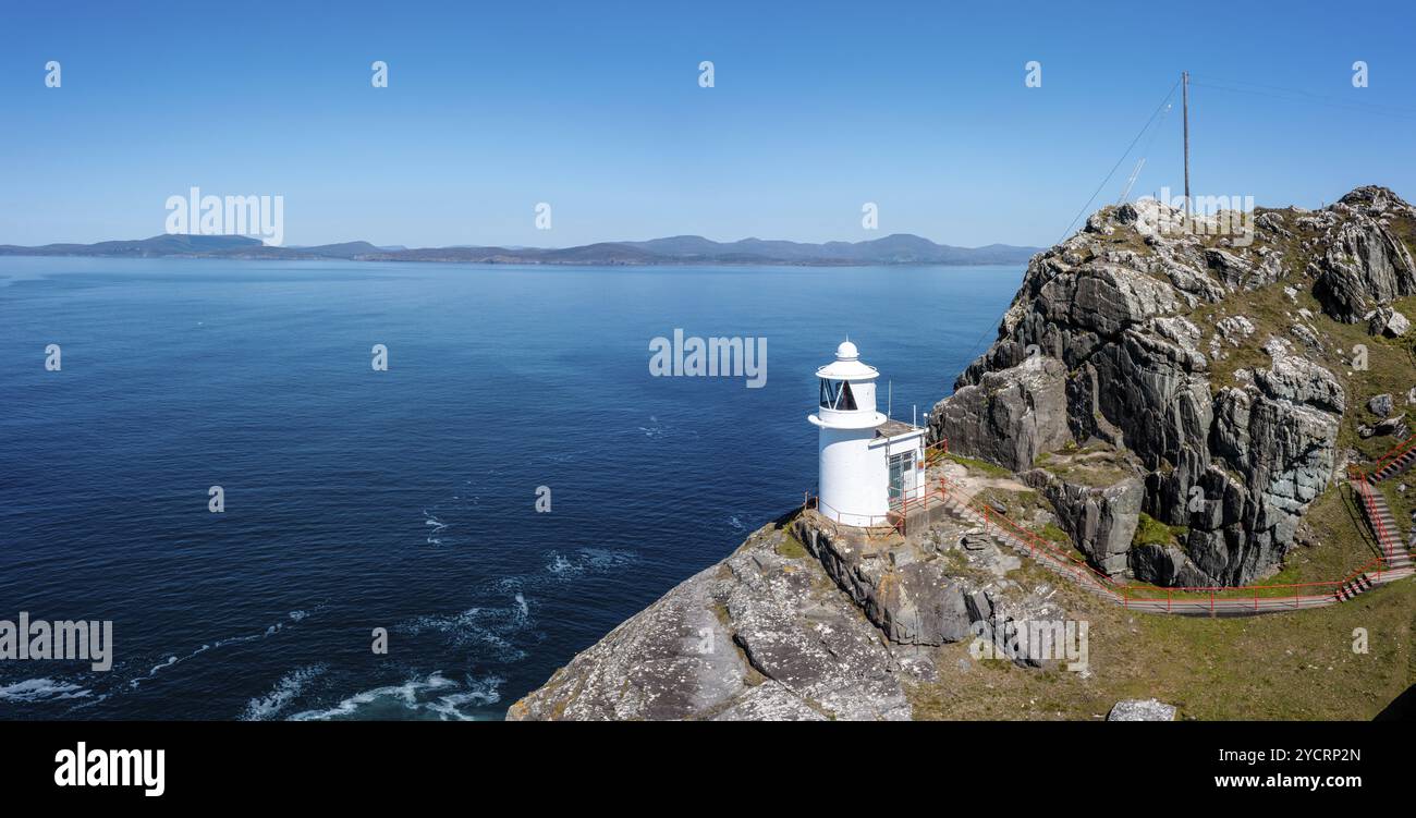 Ein Blick auf den historischen Sheep's Head Lighthouse auf der Halbinsel Muntervary in der Grafschaft Cork in Irland Stockfoto