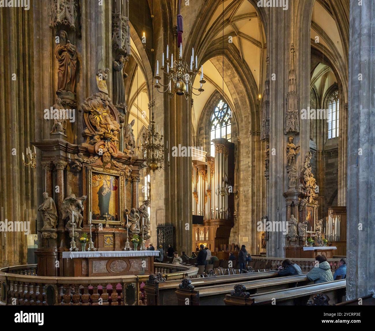 Wien, Österreich, 22. September 2022: Menschen beten während eines Gottesdienstes in einer der Seitenkapellen des historischen Stephansdoms in Vien Stockfoto