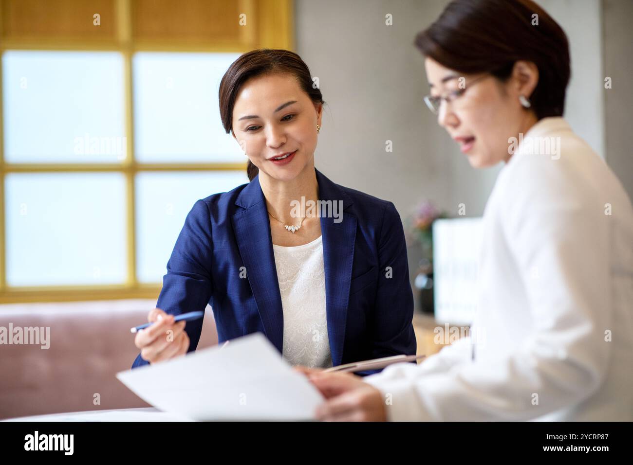 Geschäftsfrau, die ein Meeting in einem Büro hat Stockfoto