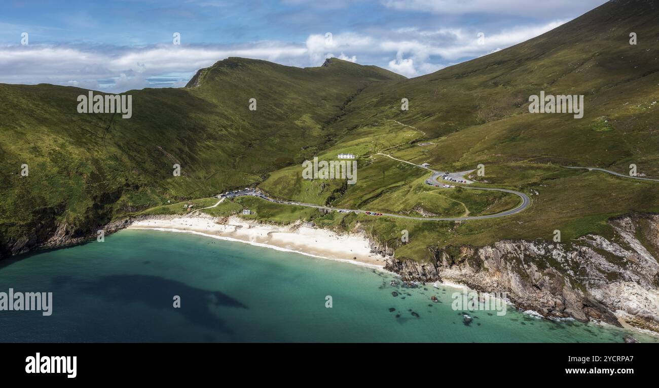 Blick auf die kurvenreiche Klippenstraße, die zur malerischen Keem Bay und zum Strand auf Achill Island in der Grafschaft Mayo im Westen Irlands führt Stockfoto