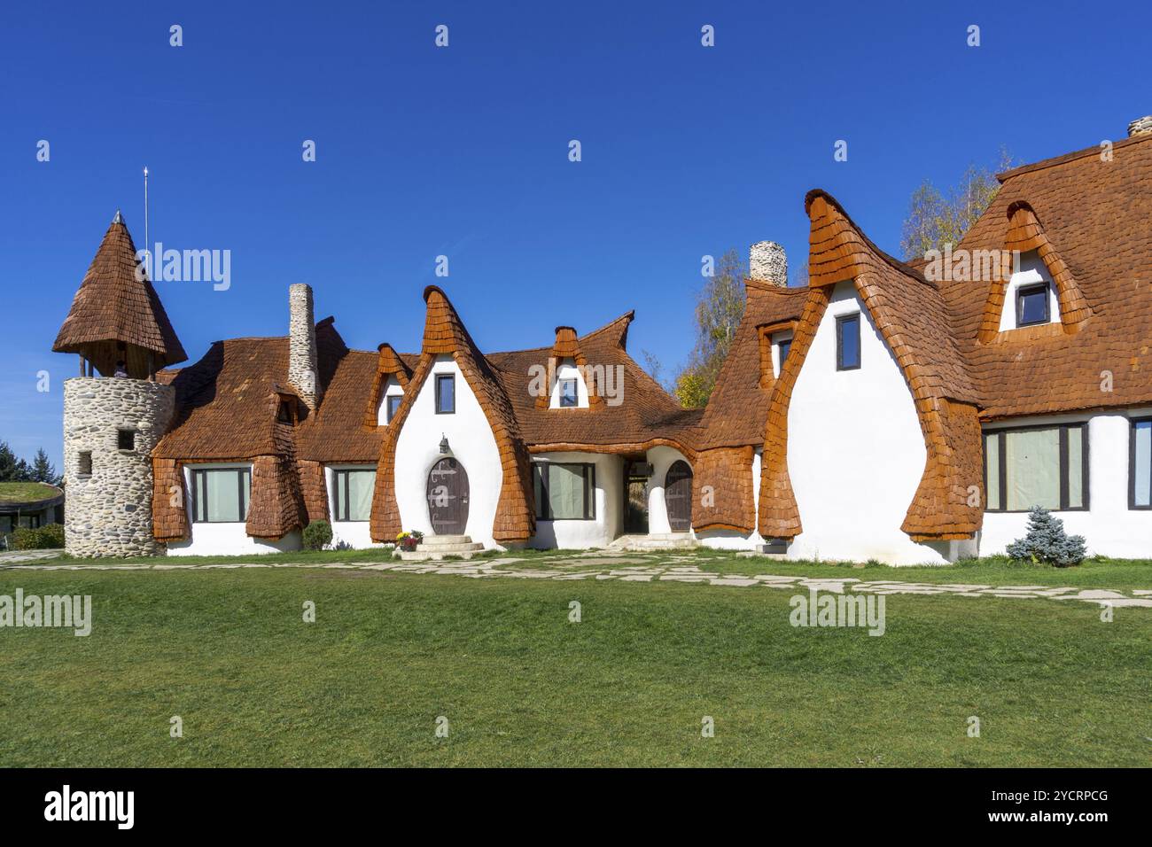 Porumbacu de Sus, Rumänien, 18. Oktober 2022: Blick auf das Märchenschloss Castelul de LUT Valea Zanelor und Hotel in Mittelrumänien, Europa Stockfoto