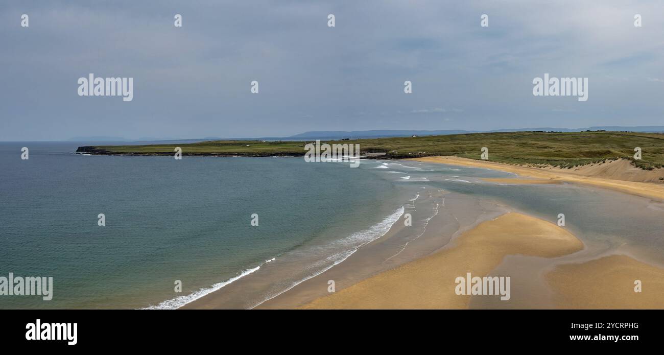 Ein Panorama Drohnenlandschaft Blick auf den schönen goldenen Sandstrand am Lacken Strand an der Küste von North Mayo in Irland Stockfoto