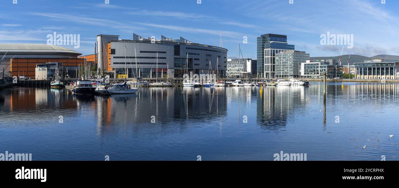 Belfast, Vereinigtes Königreich, 21. August 2022: Boote im Hafen im Titanic Quarter von Belfast am Fluss Lagan, Europa Stockfoto