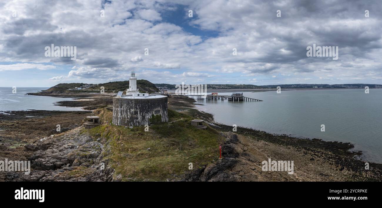 Luftaufnahme der Mumbles Headland mit dem historischen Leuchtturm und den Piers in Swansea Bay Stockfoto