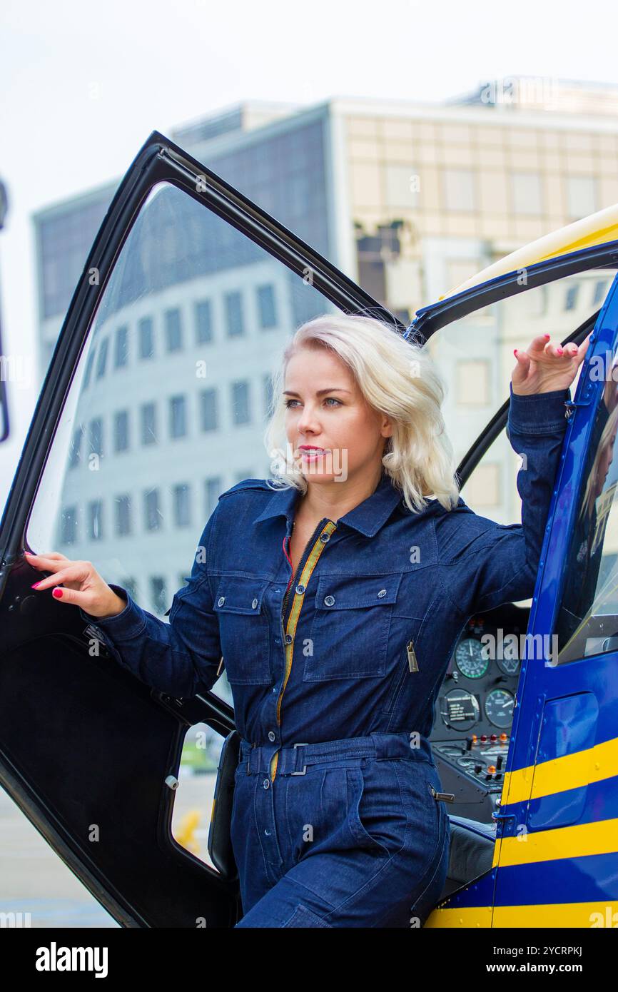Ziemlich pilot Frau auf Helocopter Hintergrund Stockfoto