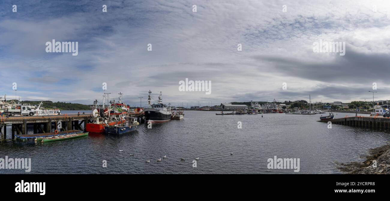 Killybegs, Irland, 14. Juli 2022: Panoramablick auf farbenfrohe Fischerboote und Fische im industriellen Fischereihafen Killybegs, Europa Stockfoto