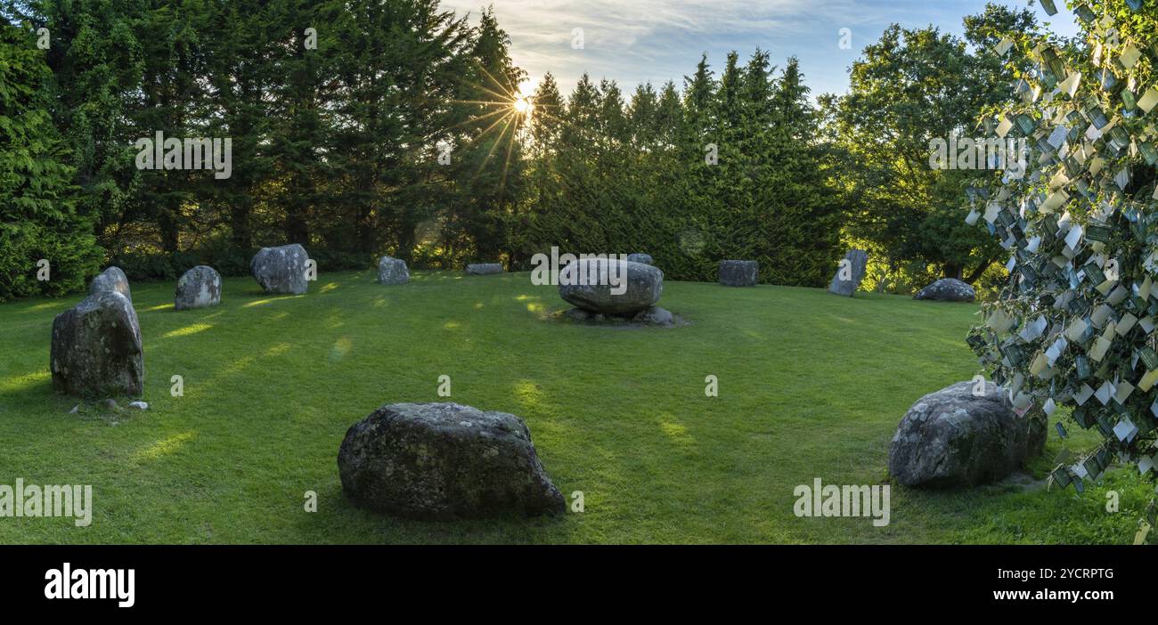 Kenmare, Irland, 9. August 2022: Panorama-Landschaft der Kenmare Standing Stones and Wishing Tree im warmen Abendlicht mit Sonnenschein, Europa Stockfoto