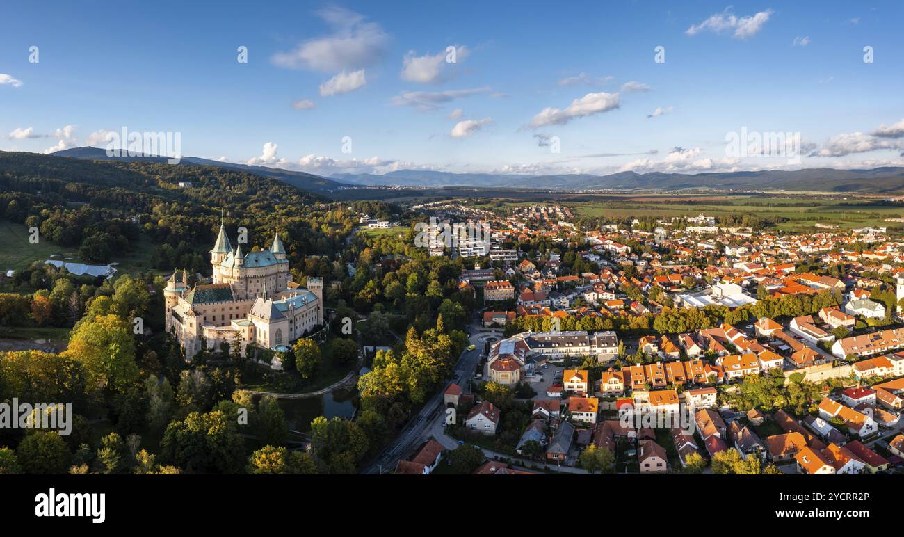 Bojnice, Slowakei, 26. September 2022: Panoramablick auf das Dorf Bojnice und das historische Märchenschloss in der Slowakei, Europa Stockfoto
