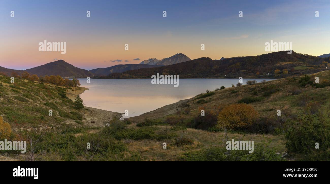 Eine Panoramalandschaft des Lago di Campotosto in den Abruzzen bei Sonnenuntergang Stockfoto
