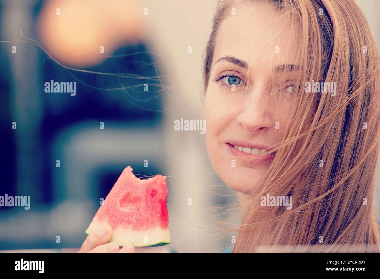 Schöne Frau mit Wassermelone im Café. Sommer. Außenporträt Stockfoto