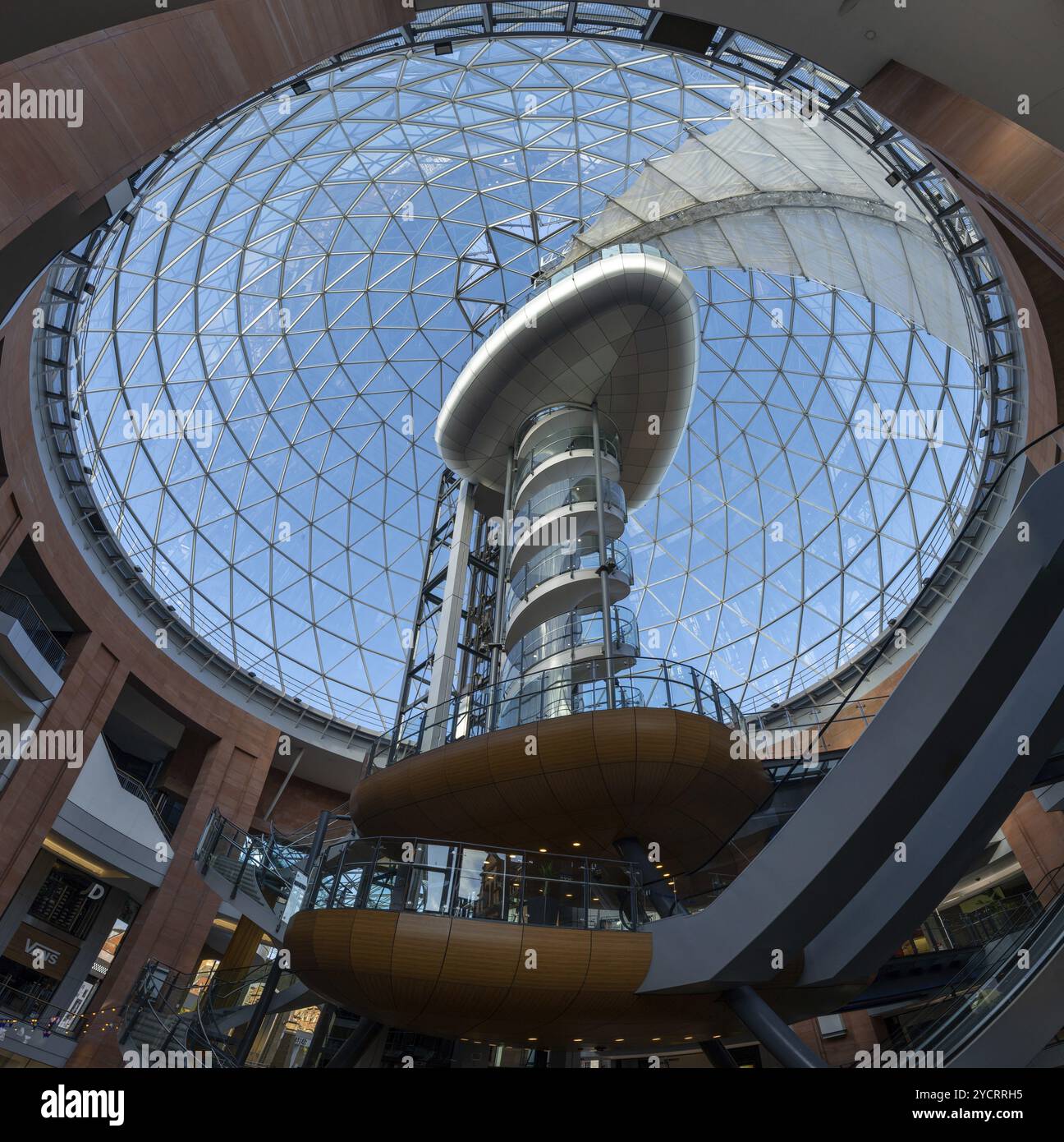 Belfast, Großbritannien, 21. August 2022: Die Glaskuppel und der Aufzugsturm im Einkaufszentrum Victoria Square in der Innenstadt von Belfast, Europa Stockfoto