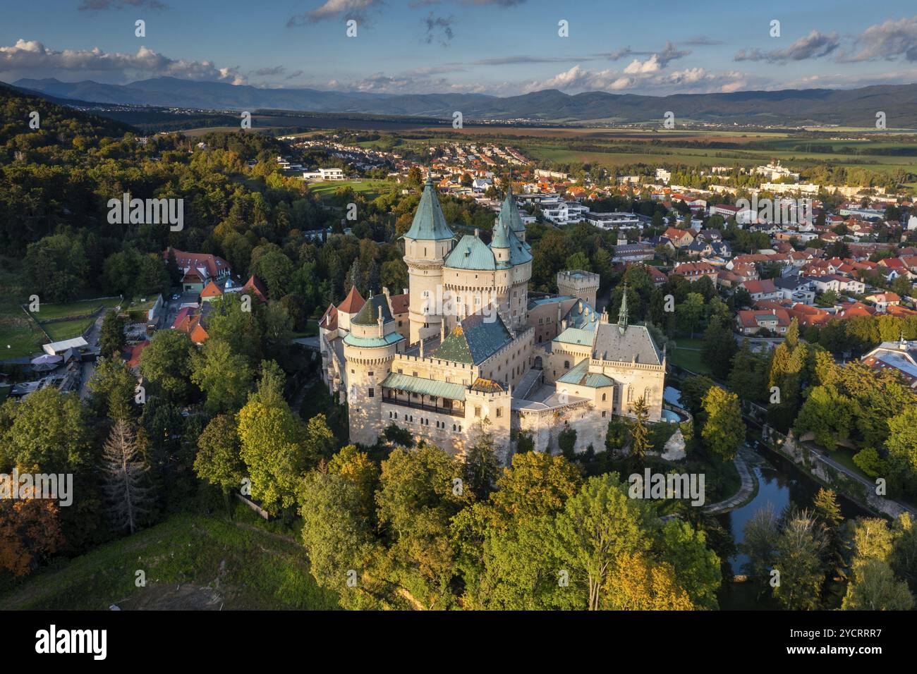 Bojnice, Slowakei, 26. September 2022: Drohnenansicht der Burg Bojnice in der Slowakei im warmen Abendlicht, Europa Stockfoto