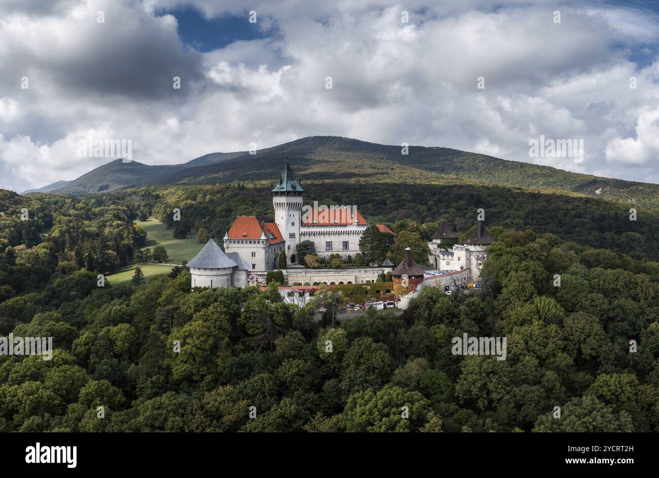 Smolenice, Slowakei, 26. September 2022: Landschaft der Burg Smolenice in den Kleinen Karpaten im grünen Spätsommerwald, Europa Stockfoto