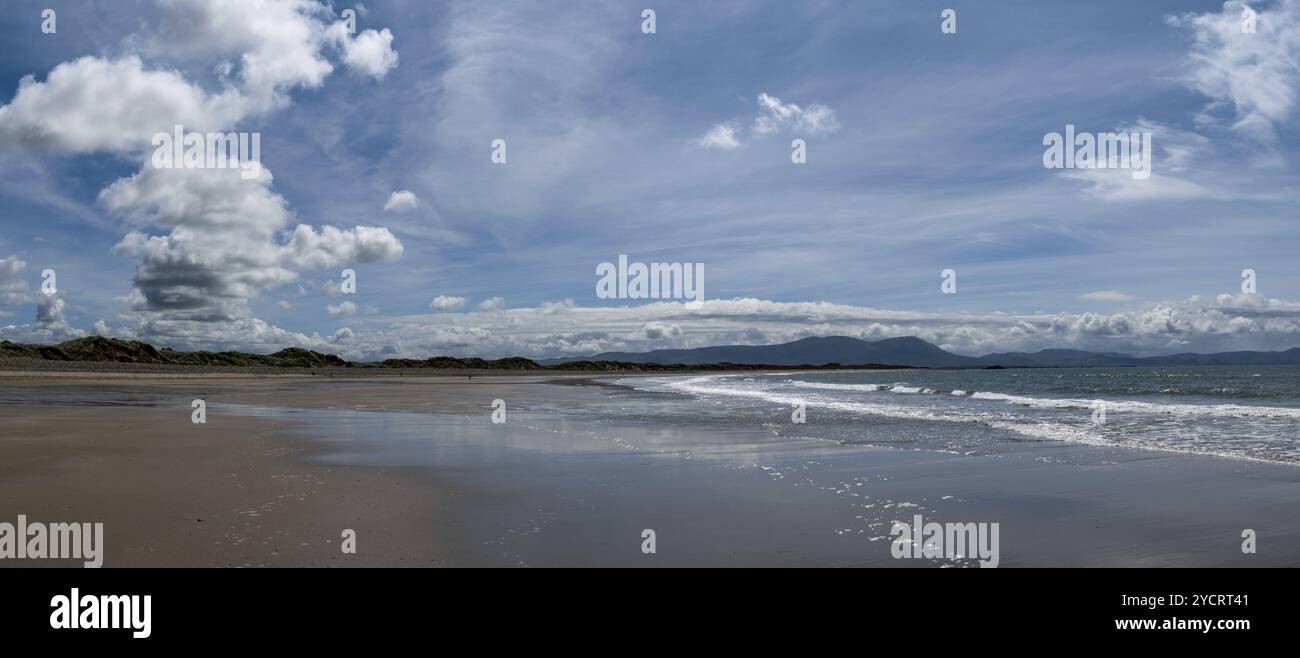 Ein Panoramablick auf den endlosen goldenen Sandstrand in Ballyheigue an der Westküste Irlands Stockfoto