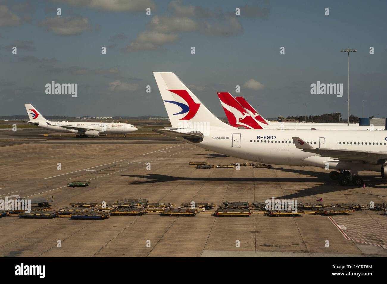 23.09.2018, Sydney, New South Wales, Australien, Ansicht der geparkten China Eastern- und Qantas-Flugzeuge am Kingsford Smith International Airport in Sydney, O Stockfoto