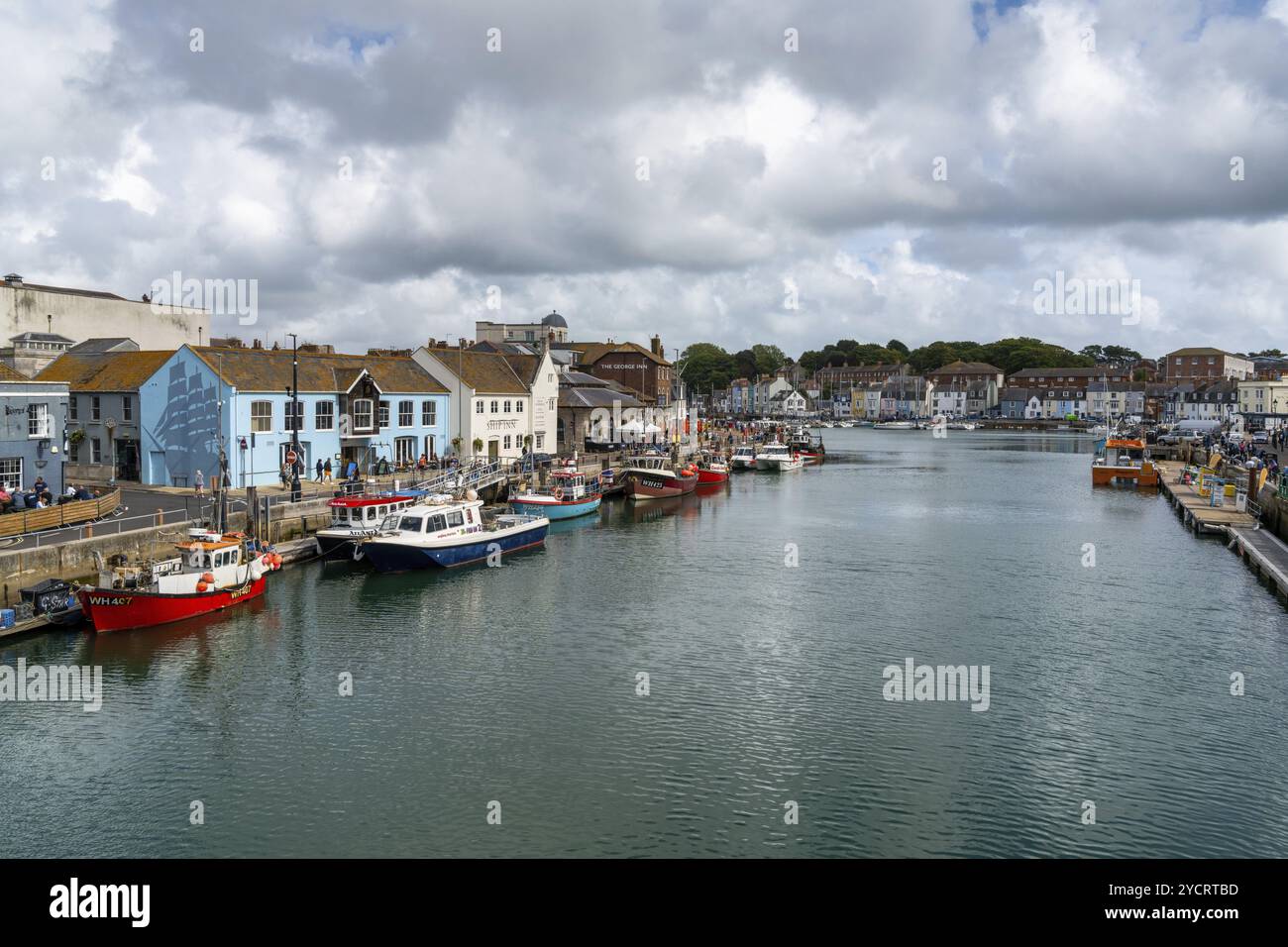 Weymouth, Vereinigtes Königreich, 7. September 2022: Downtown Weymouth und Fischerboote auf dem Fluss Wey in Dorchester, Europa Stockfoto