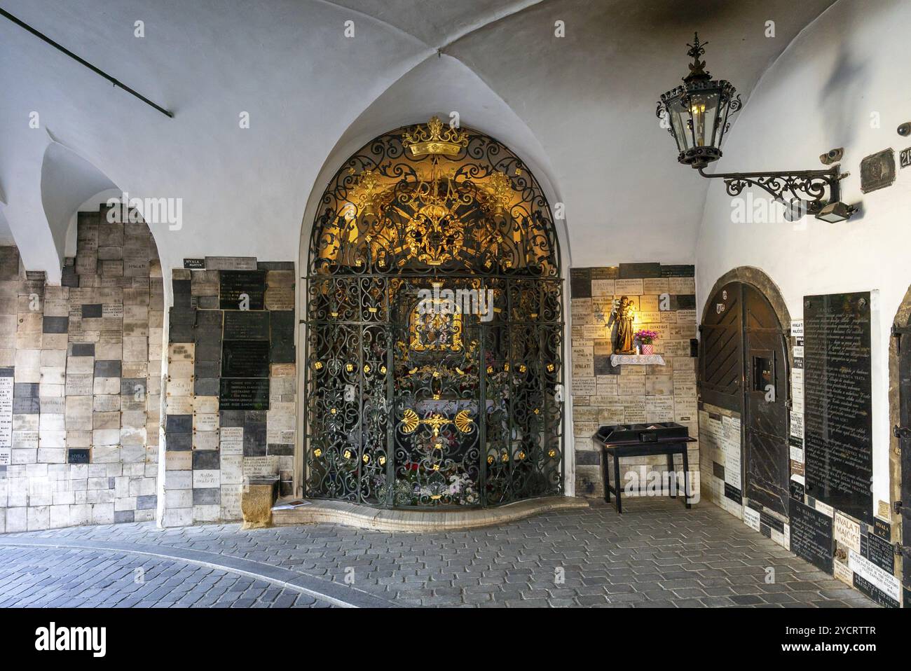 Zagreb, Kroatien, 11. Oktober 2022: Blick auf den kunstvoll verzierten goldenen Schrein am Steintor im historischen Stadtzentrum von Zagreb, Europa Stockfoto