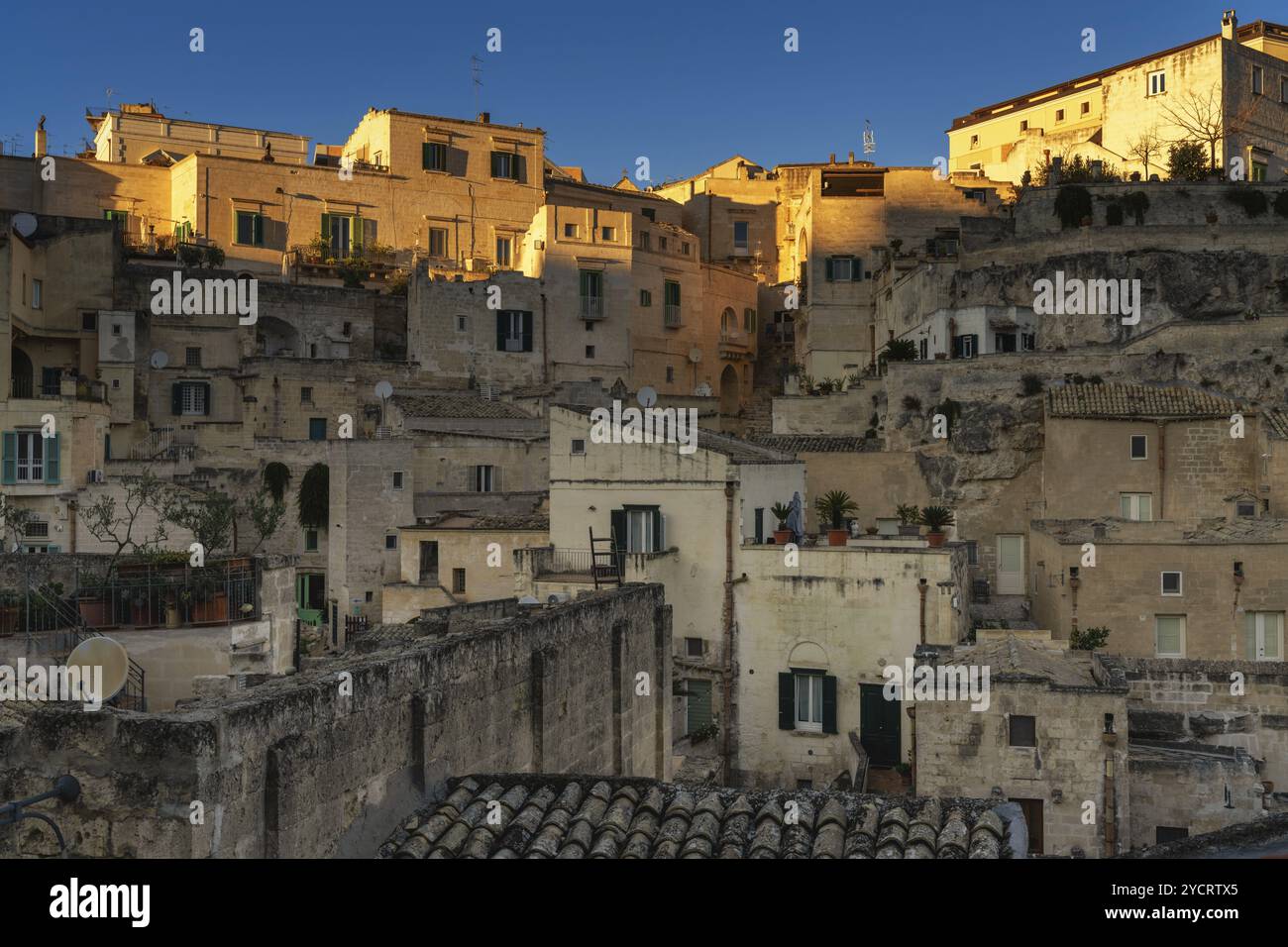 Matera, Italien, 26. November 2023: Nahaufnahme der Altstadt von Matera mit den Steinhäusern in den letzten Sonnenstrahlen, Europa Stockfoto