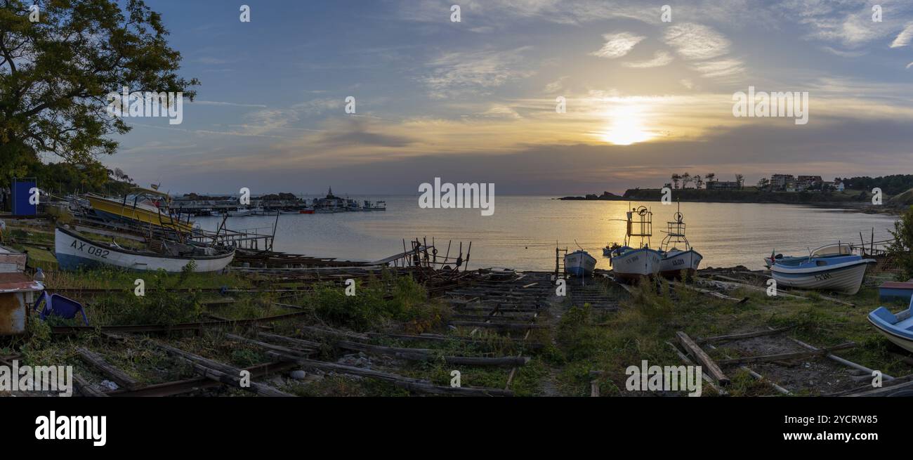 Athopol, Bulgarien, 23. Oktober 2022: Panoramablick auf die Bootsrampen und kleinen Fischerboote im Hafen von Athopol am Schwarzen Meer bei Sonnenaufgang, Europa Stockfoto
