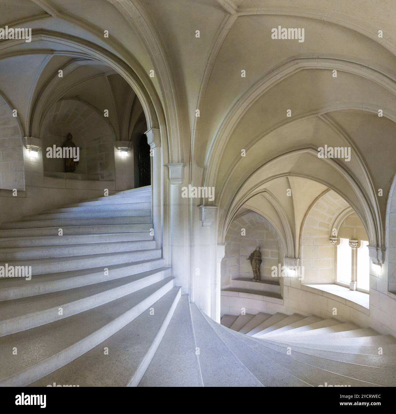 Bojnice, Slowakei, 26. September 2022: Blick auf die majestätische Marmortreppe im Kanonenbastionturm der Burg Bojnice in der Slowakei, Europa Stockfoto