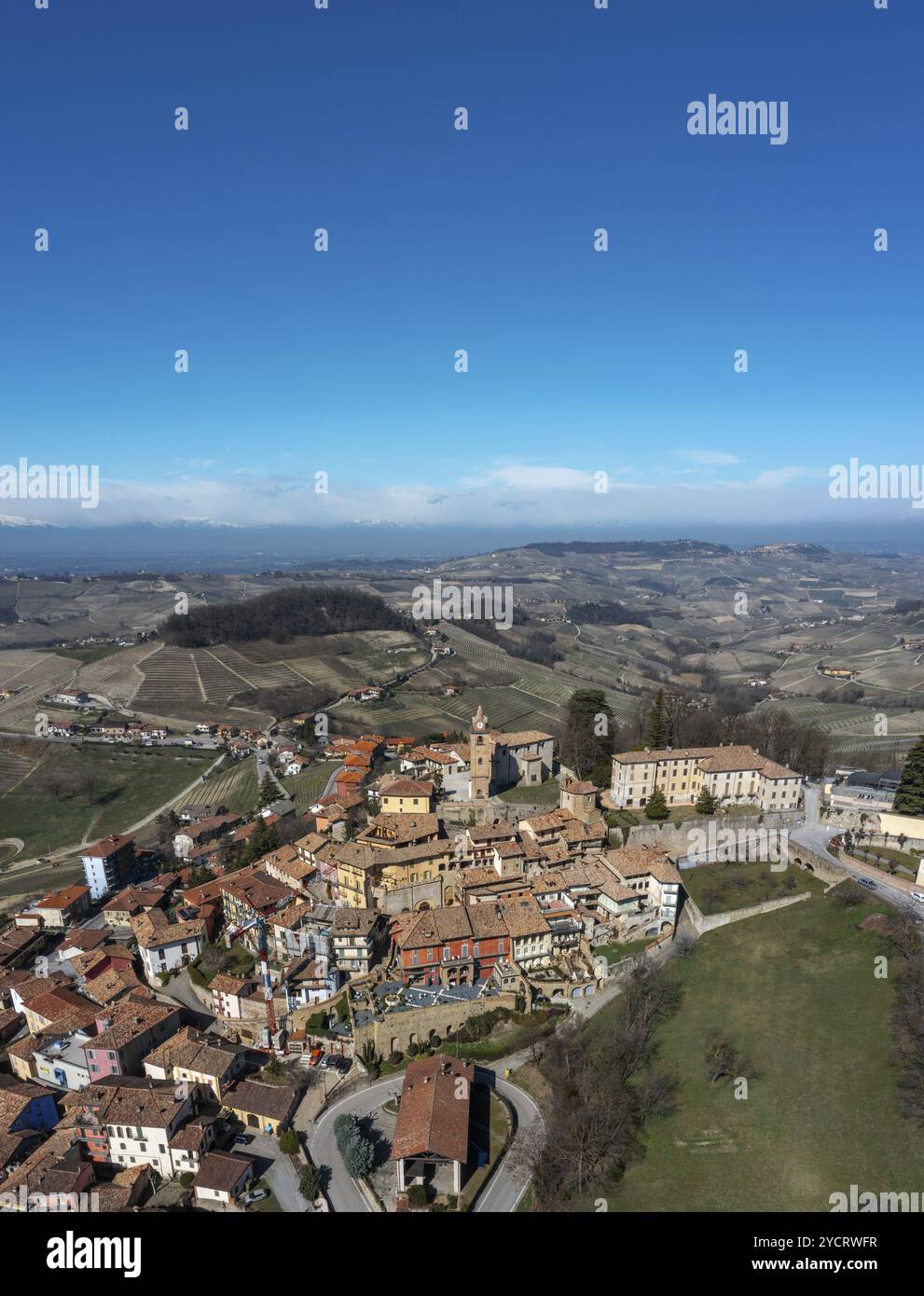 Montforte d'Alba, Italien: 10. März 2023: Vertikaler Blick auf das malerische Dorf Montforte d'Alba in der Weinregion Barolo des italienischen Piemons Stockfoto