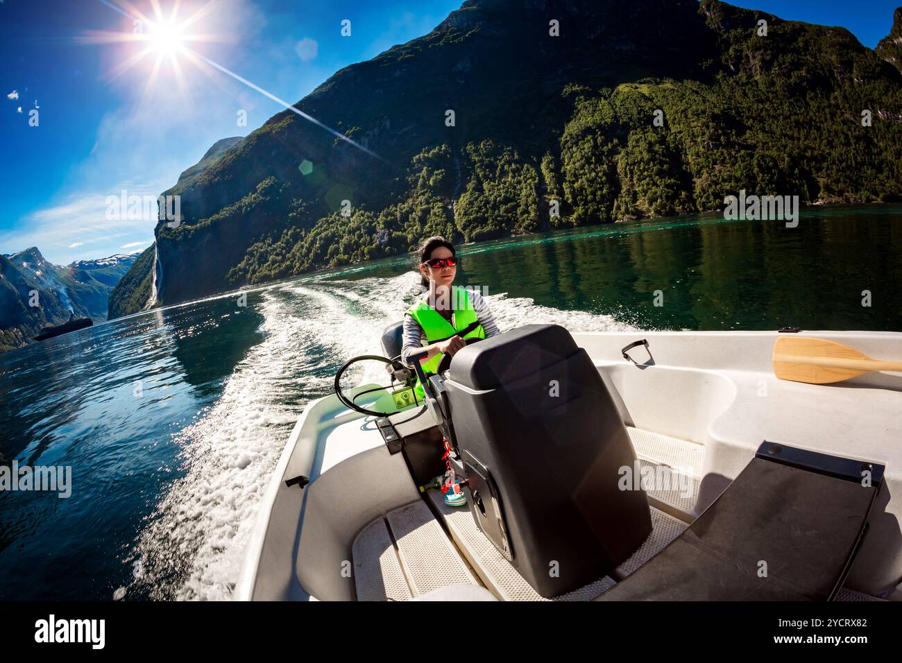 Frau, die ein Motorboot fährt Stockfoto