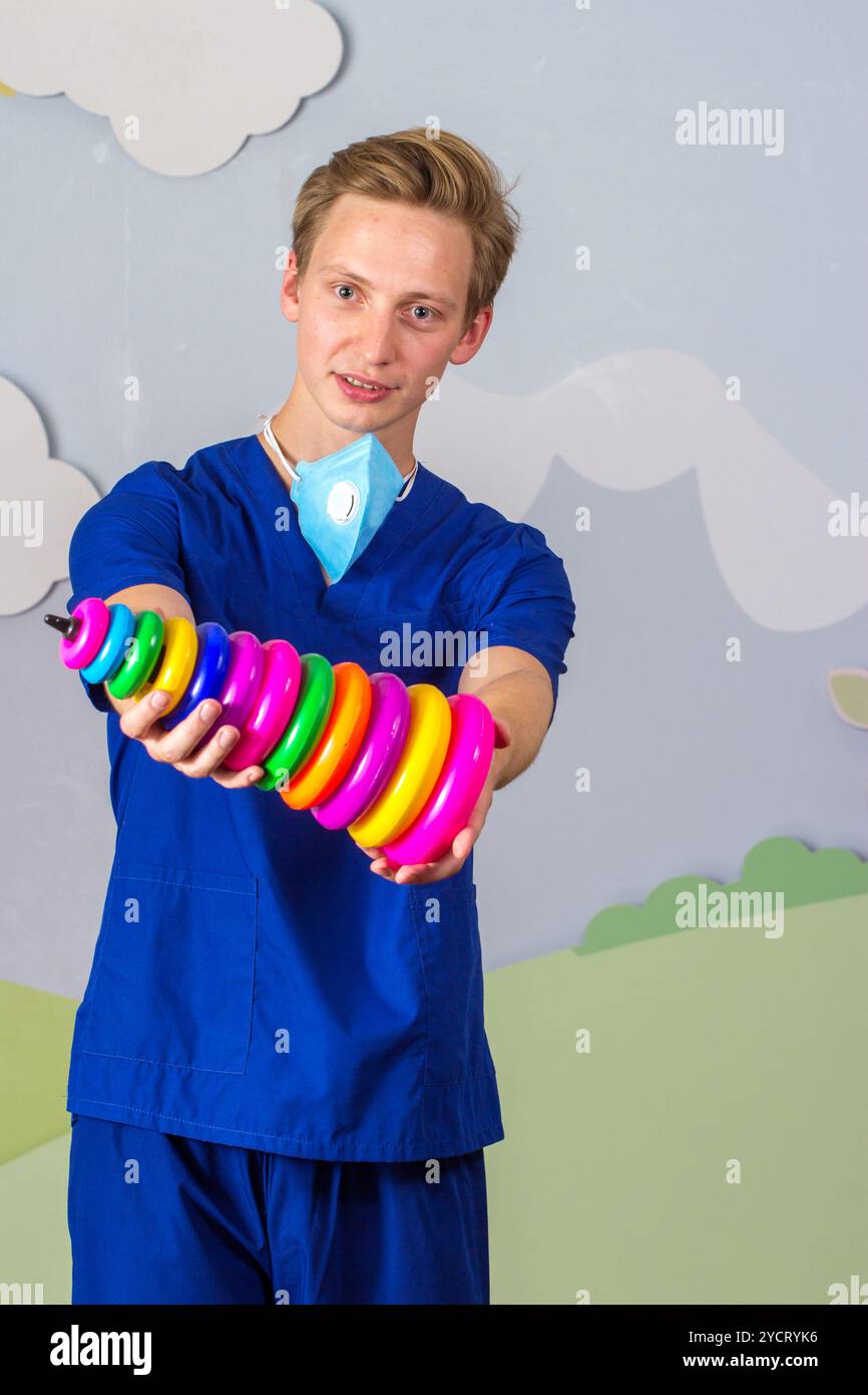Moderner Mediziner mit Pyramidenspielzeug Stockfoto