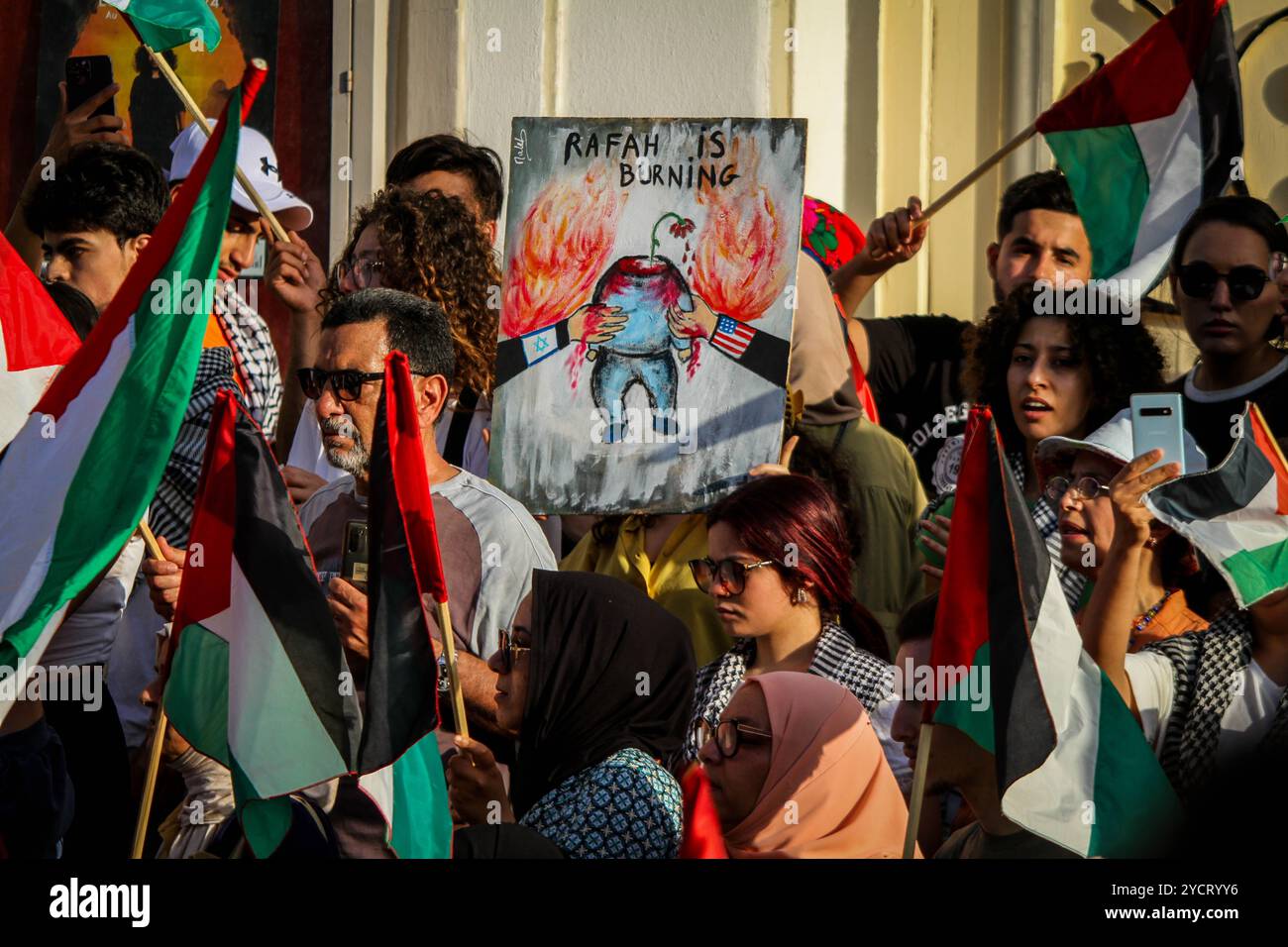 Tunis, Tunesien. 27. Mai 2024. Tunesier gehen auf die Straße, um gegen den tödlichen israelischen Angriff auf Rafah am Sonntag, den 26. Mindestens 45 Menschen wurden getötet und Hunderte weitere verletzt, von denen viele schwere Verbrennungen erlitten haben, als israelische Truppen über Nacht ein Lager in Rafah für Binnenvertriebene Palästinenser streikten. Israel startete am Sonntag den Angriff Rafah nach einem Raketenangriff auf Tel Aviv aus Gaza. In Tunis riefen die Demonstranten zur israelischen Militäroffensive im Gazastreifen auf und beenden sie den anhaltenden "Völkermord" in der palästinensischen Enklave Stockfoto