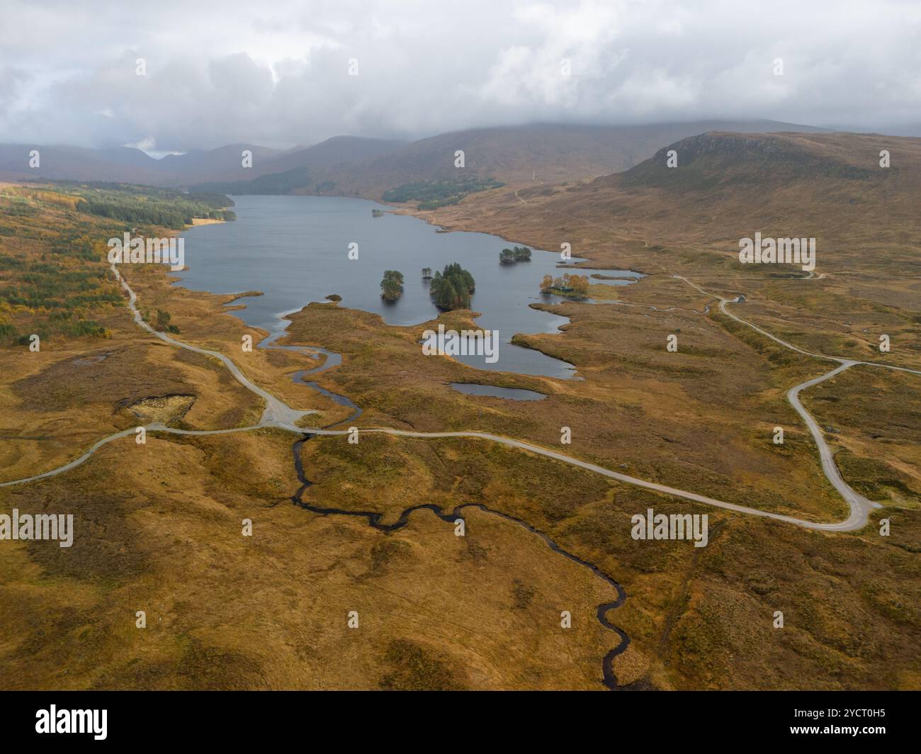 Drohnenaufnahme von Loch Ossian auf Rannoch Moor Stockfoto