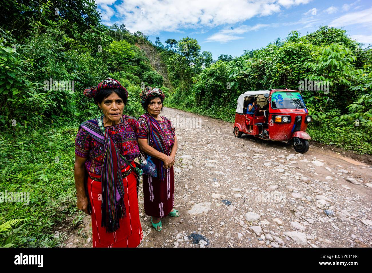 Frauen in indigenen Trachten und Queqchi-Kopfbedeckung, auf der Straße von La Taña nach Union 31 Mai, Reyna Gebiet, Uspantan Departement, Guatemala, Central Ameri Stockfoto