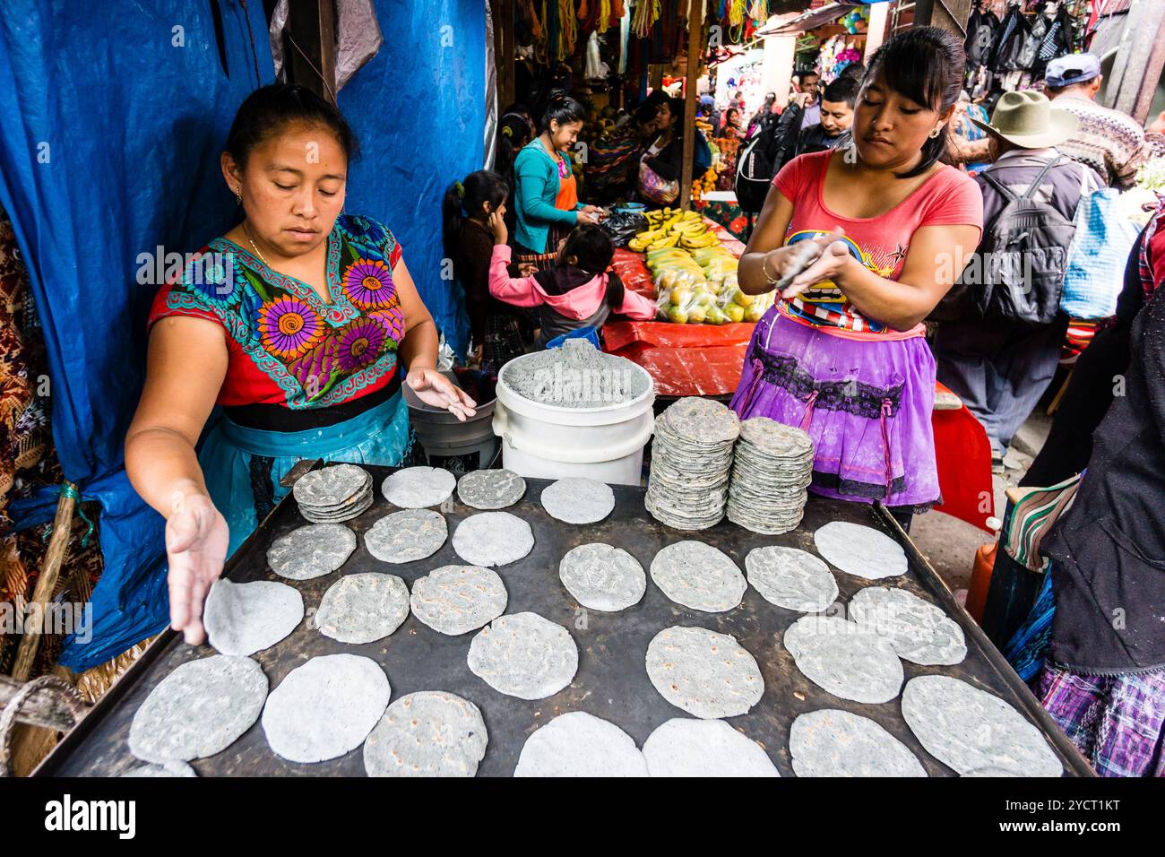 Manuelles Toasten typischer Pfannkuchen, Chichicastenango, Gemeinde des Departements El Quiché, Guatemala, Mittelamerika Stockfoto