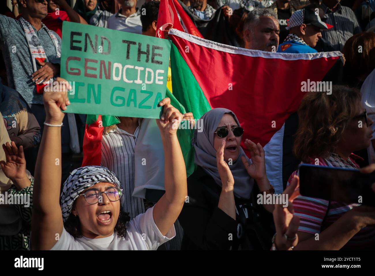 Tunis, Tunesien. 27. Mai 2024. Tunesier gehen auf die Straße, um gegen den tödlichen israelischen Angriff auf Rafah am Sonntag, den 26. Mindestens 45 Menschen wurden getötet und Hunderte weitere verletzt, von denen viele schwere Verbrennungen erlitten haben, als israelische Truppen über Nacht ein Lager in Rafah für Binnenvertriebene Palästinenser streikten. Israel startete am Sonntag den Angriff Rafah nach einem Raketenangriff auf Tel Aviv aus Gaza. In Tunis riefen die Demonstranten zur israelischen Militäroffensive im Gazastreifen auf und beenden sie den anhaltenden "Völkermord" in der palästinensischen Enklave Stockfoto