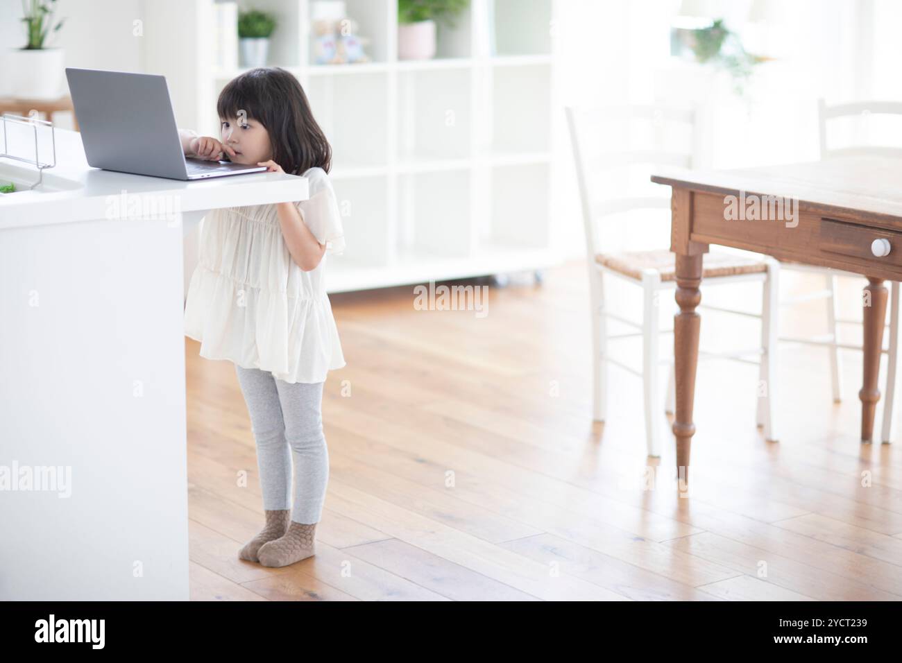 Mädchen auf der Suche am computer Stockfoto