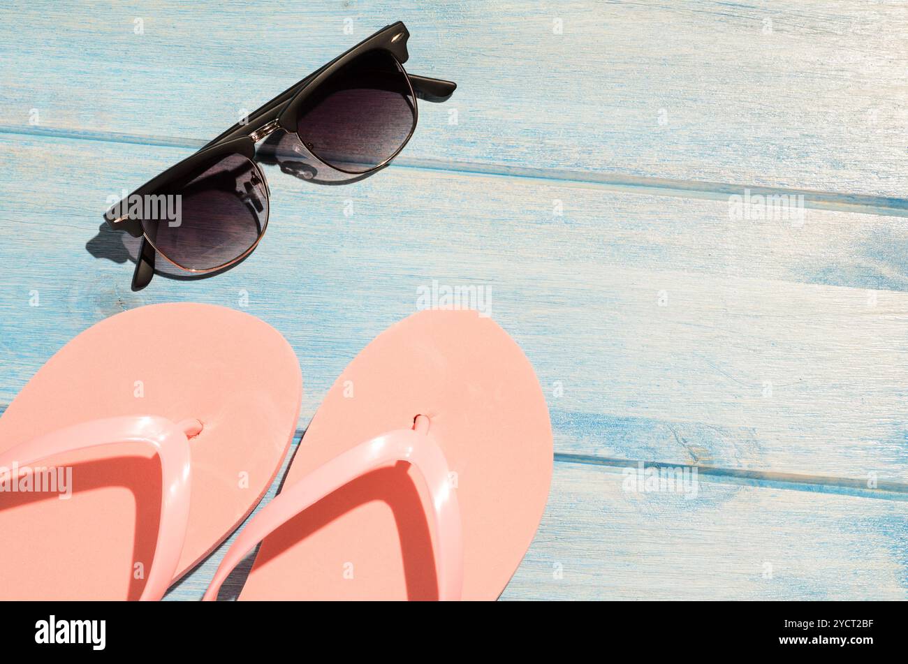 Flip-Flops auf dem Tisch Stockfoto