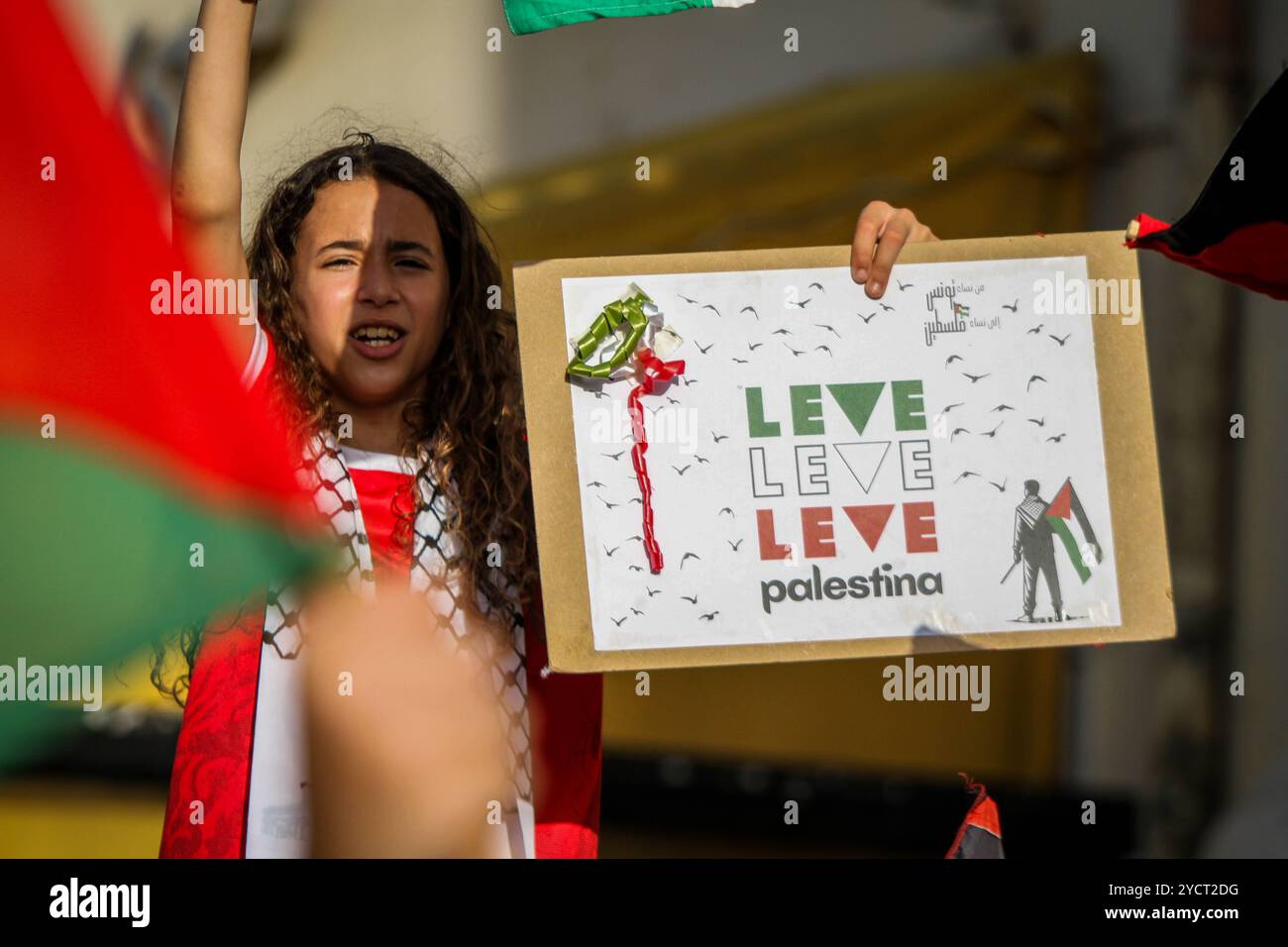 Tunis, Tunesien. 27. Mai 2024. Tunesier gehen auf die Straße, um gegen den tödlichen israelischen Angriff auf Rafah am Sonntag, den 26. Mindestens 45 Menschen wurden getötet und Hunderte weitere verletzt, von denen viele schwere Verbrennungen erlitten haben, als israelische Truppen über Nacht ein Lager in Rafah für Binnenvertriebene Palästinenser streikten. Israel startete am Sonntag den Angriff Rafah nach einem Raketenangriff auf Tel Aviv aus Gaza. In Tunis riefen die Demonstranten zur israelischen Militäroffensive im Gazastreifen auf und beenden sie den anhaltenden "Völkermord" in der palästinensischen Enklave Stockfoto
