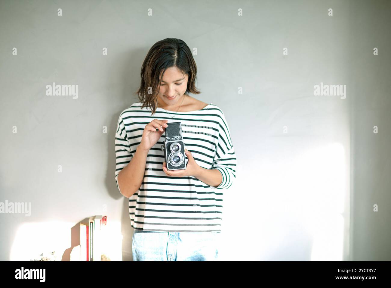 Frau mit einer klassischen Kamera Stockfoto