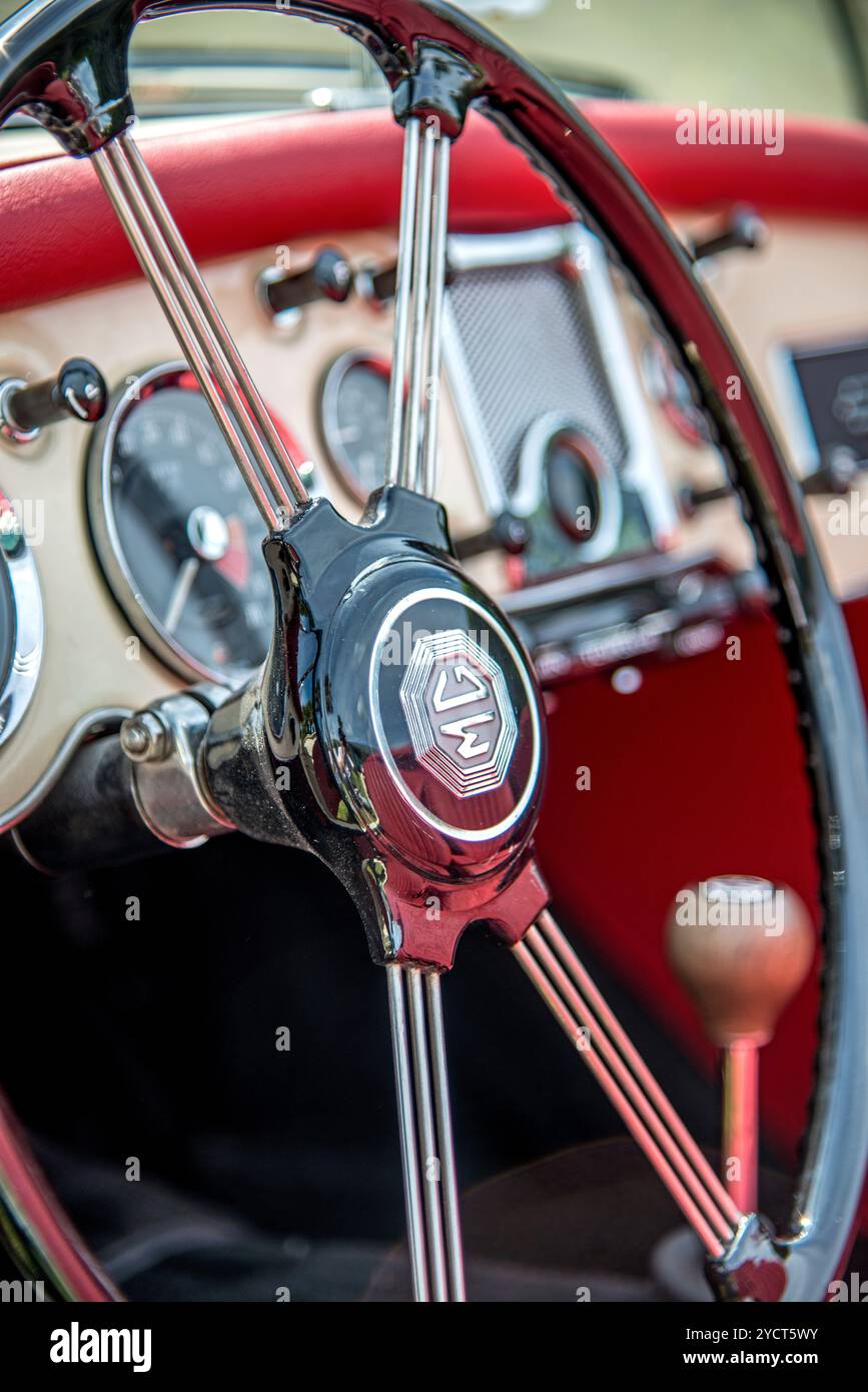 Oldtimer, MG, Lenkrad, Armaturenbrett, rot Stockfoto