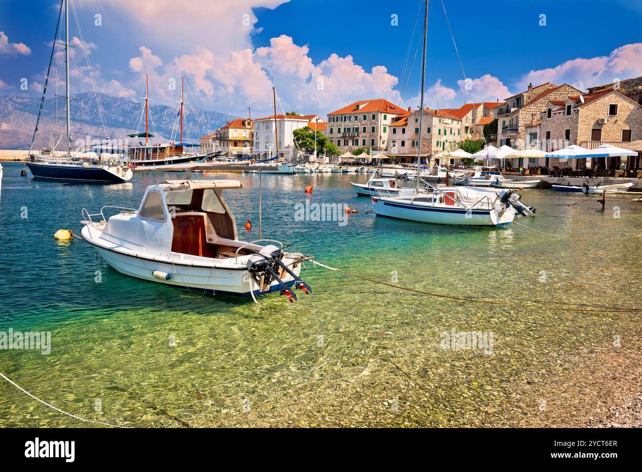 Türkis Strand und Hafen von Postira Dorf Stockfoto