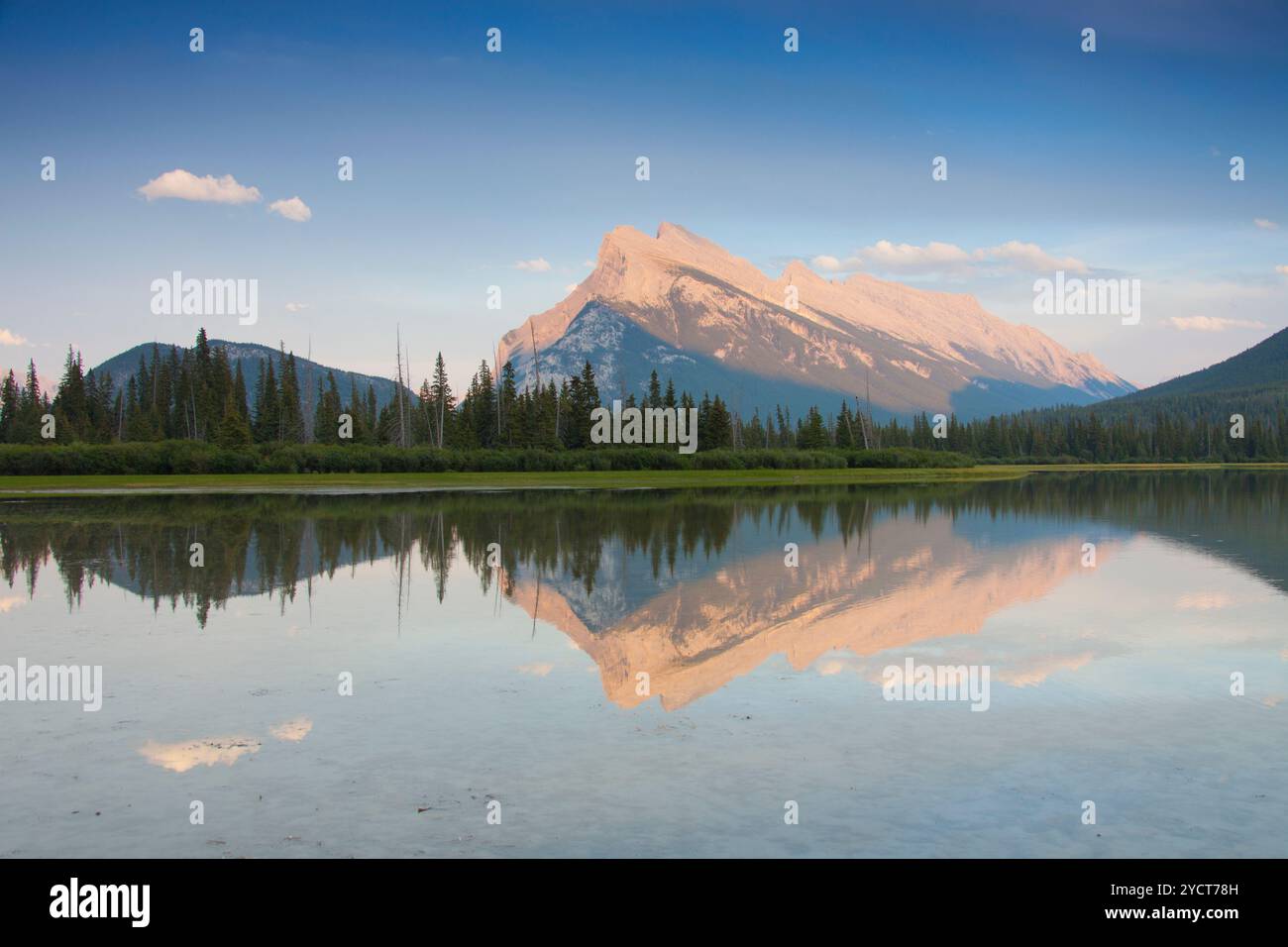 Mount Rundle spiegelt sich in den Vermilion Lakes im Banff National Park, Alberta, Kanada Stockfoto