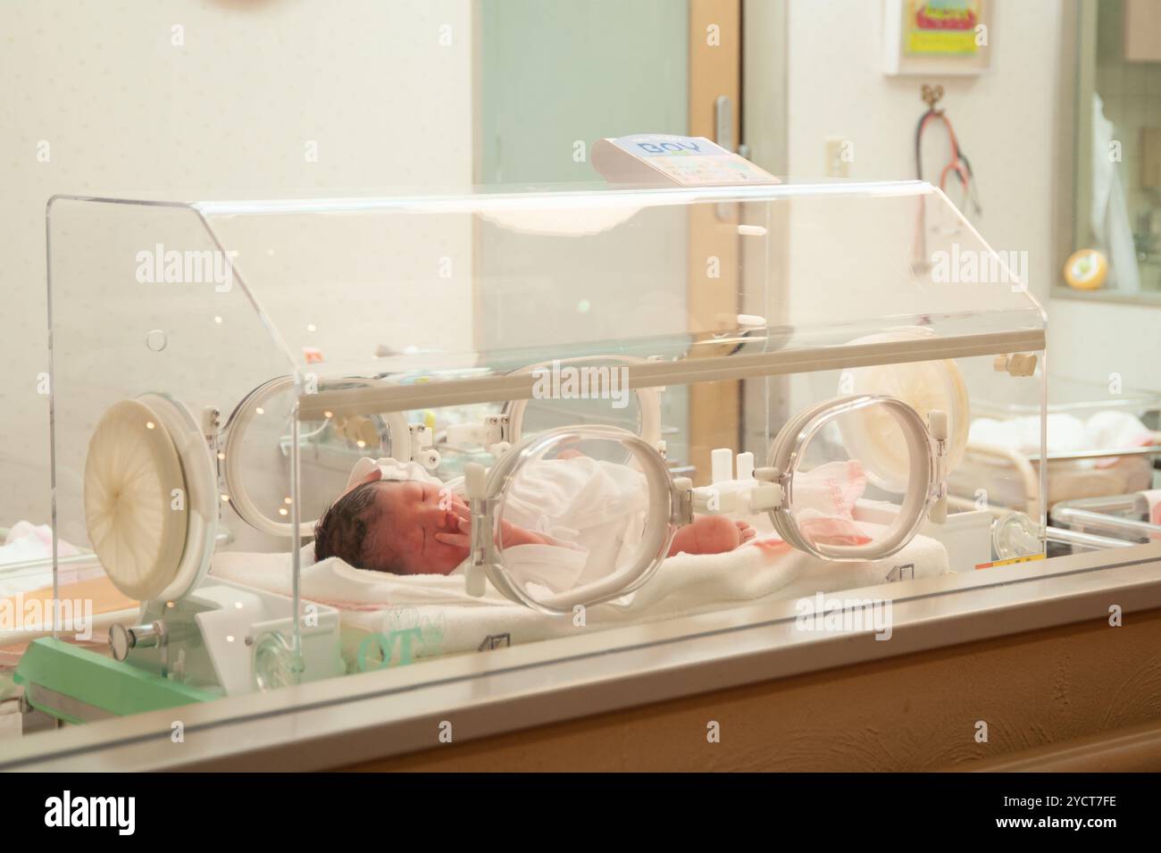 Neugeborenes Baby im Inkubator Stockfoto