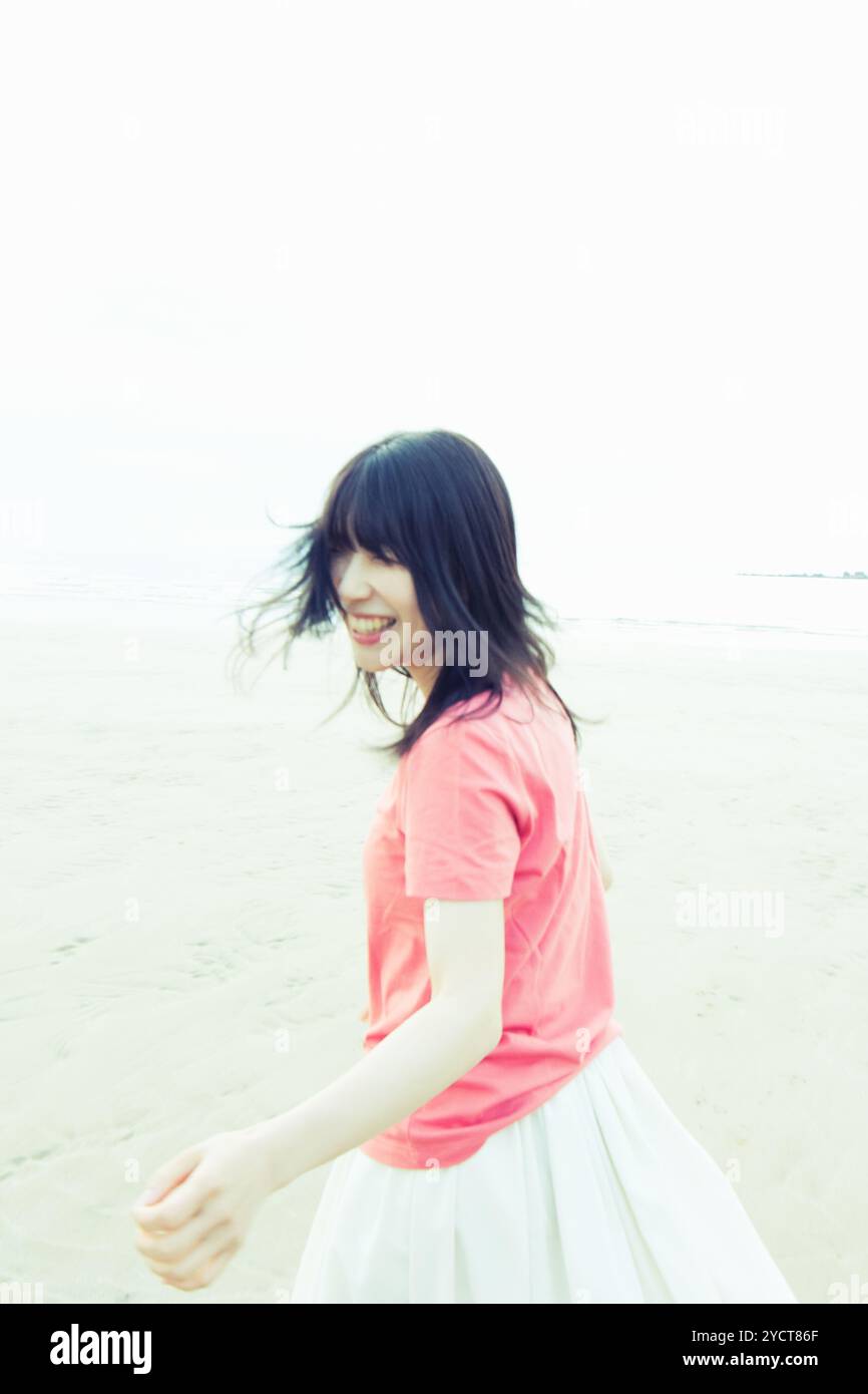 Eine Frau, die lacht davonläuft Stockfoto