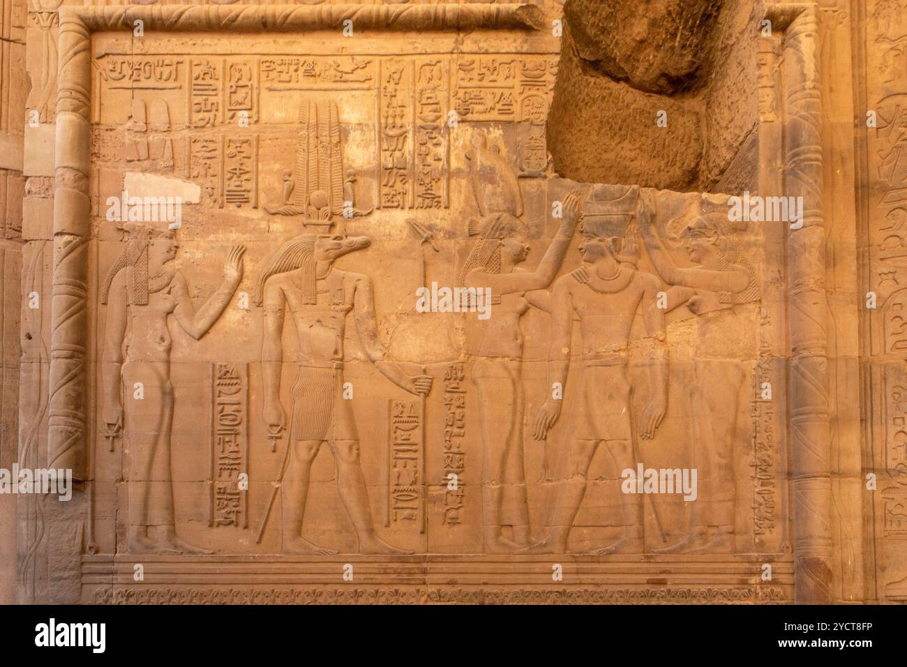 KOM Ombo, Ägypten; 17. Januar 2024: Die Hieroglyphen, die die Wände des Tempels von KOM Ombo bedecken und dem Krokodilgott Sobek geweiht sind. Diese komplizierten Stockfoto