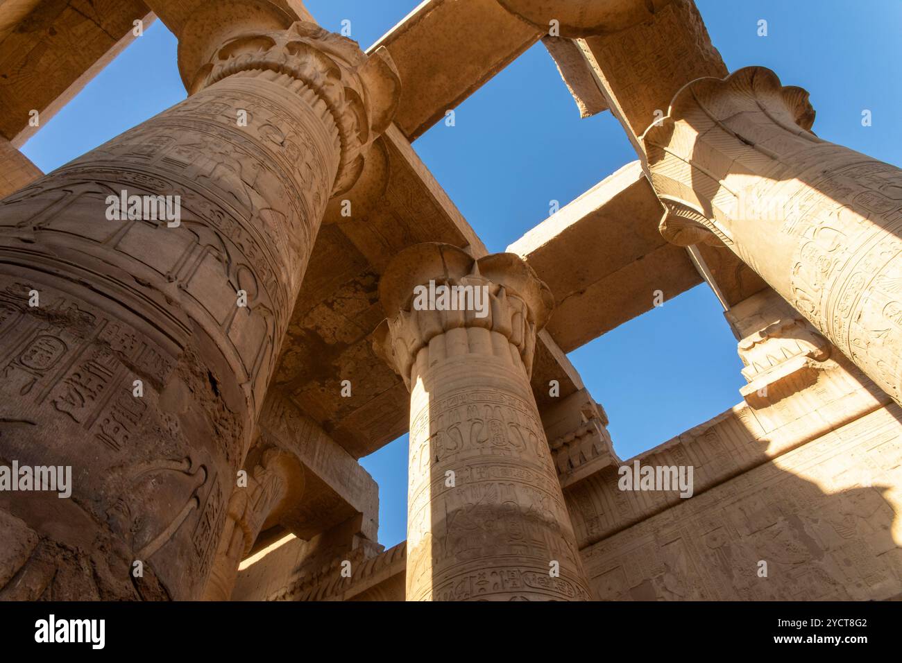 KOM Ombo, Ägypten; 17. Januar 2024: Die imposanten Säulen bewachen den Tempel, der dem Krokodilgott Sobek geweiht ist. Diese Steinsäulen, verziert. Stockfoto