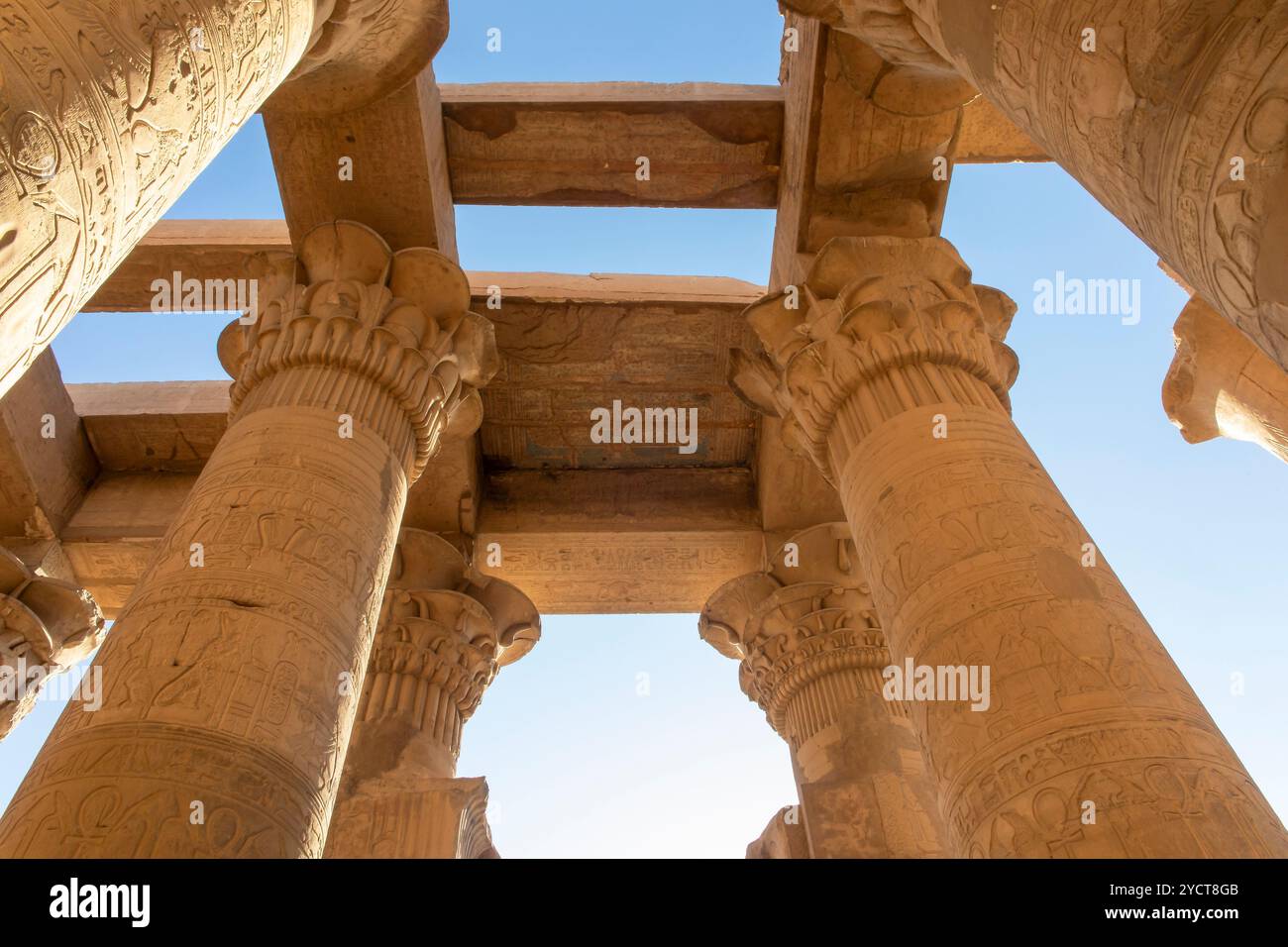 KOM Ombo, Ägypten; 17. Januar 2024: Die Größe der Granitsäulen, die das Dach des Tempels von KOM Ombo stützen. Diese kolossalen Strukturen. Stockfoto