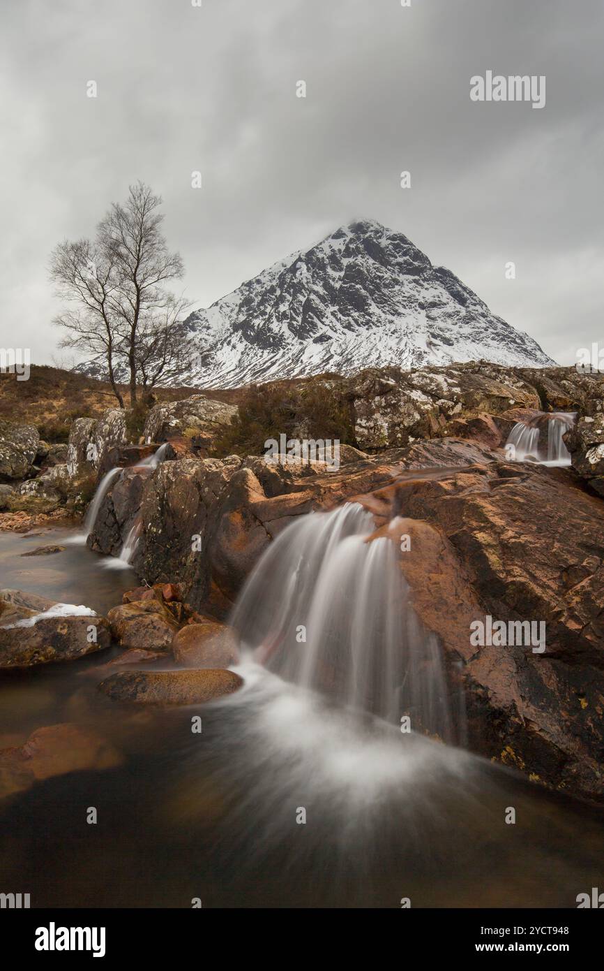 Buachaille Etive Mor und River Caupall, Glen Etive, Rannoch Moor, Highlands, Schottland, Großbritannien Stockfoto