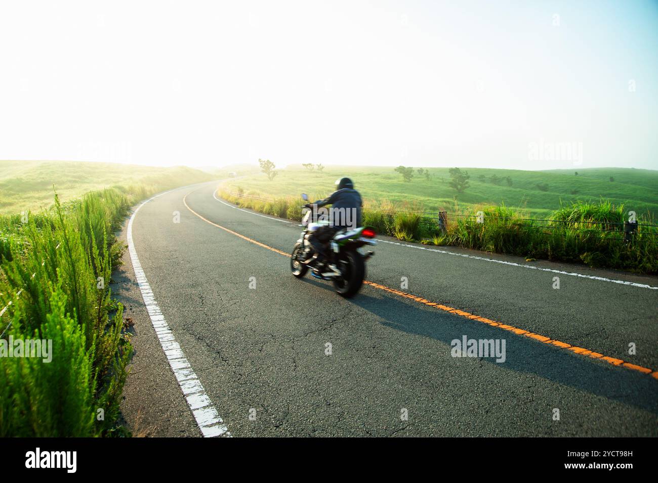 Tourenfahrer im Morgennebel Stockfoto