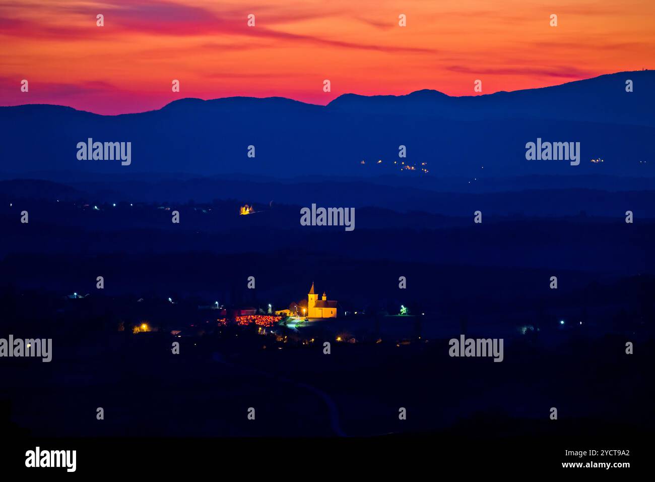 Blaue Landschaft an den roten Sonnenuntergang in Prigorje Stockfoto
