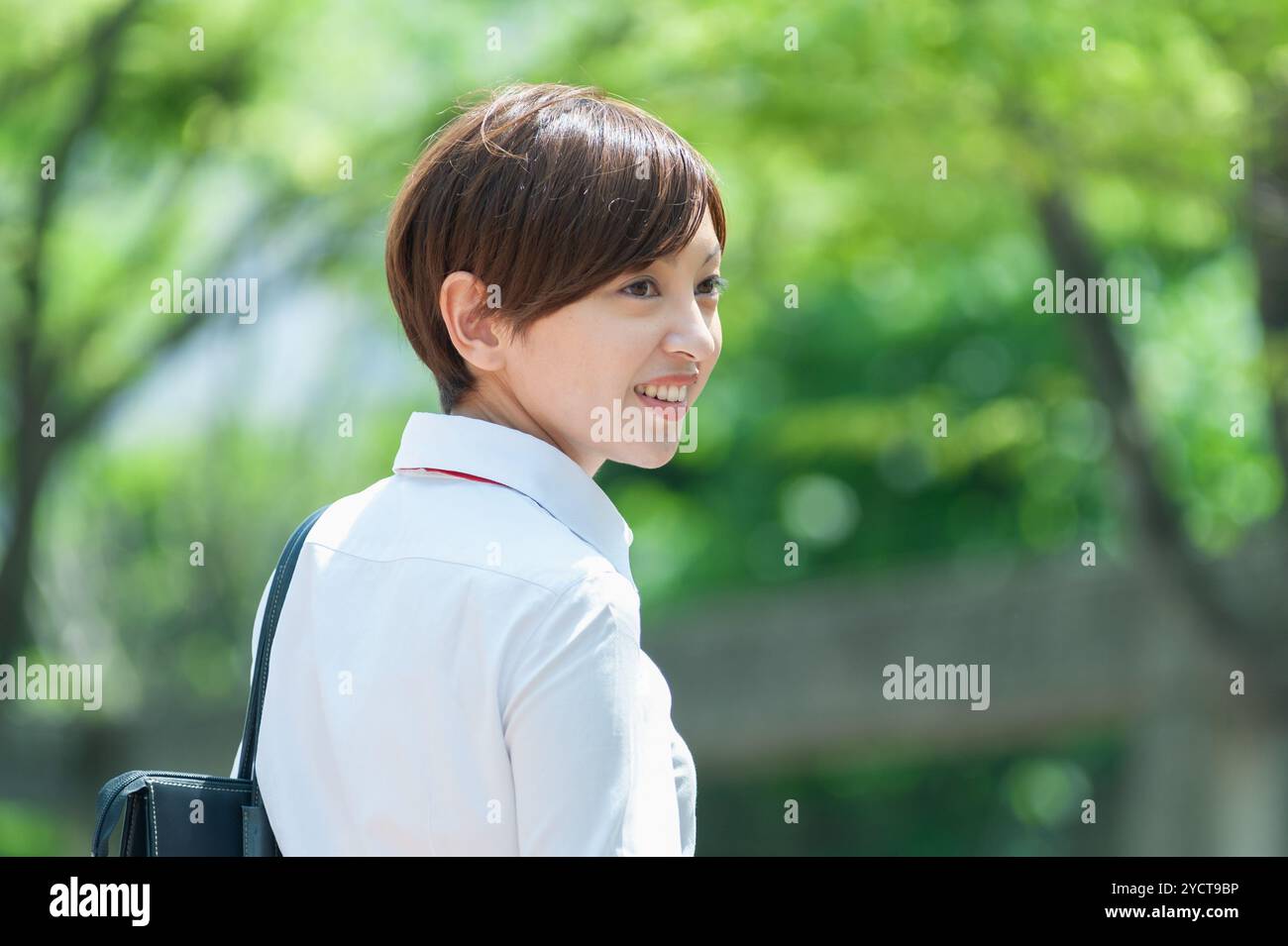 Geschäftsfrau blickt zurück Stockfoto