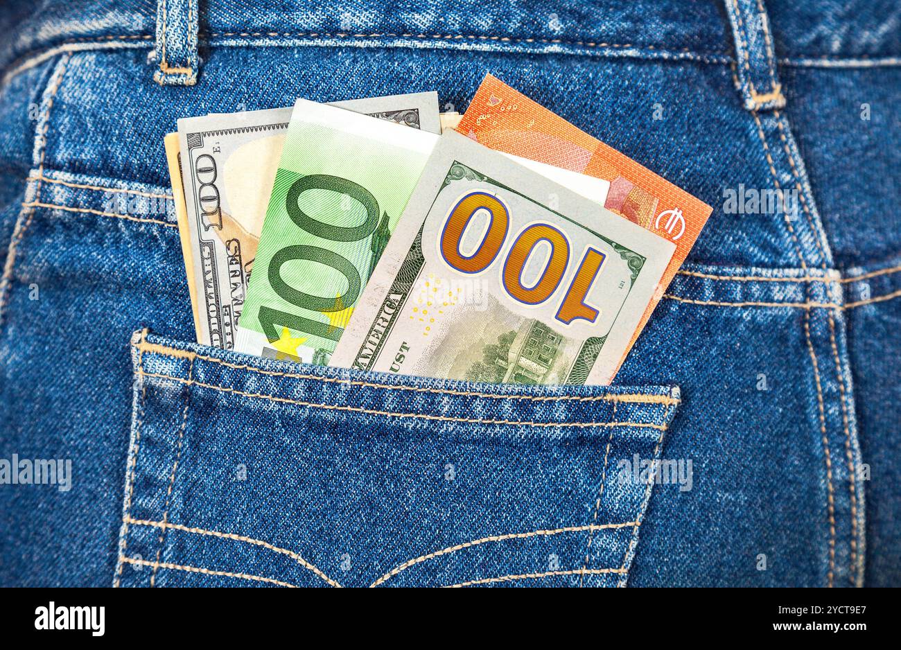 Euro und amerikanische Währung, Geld in Jeans Tasche für Reisen und shopping Stockfoto